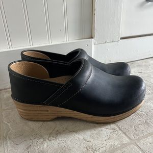 Women’s matte black Dansko Clog